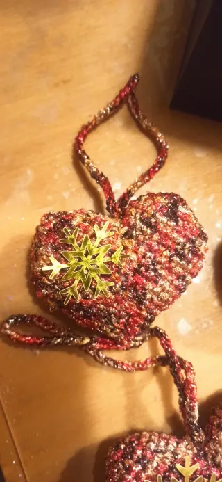 Adornos  Navidad Caja. Corazones, bolas ganchillo