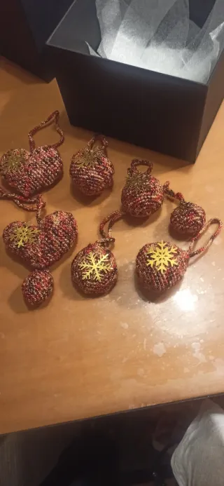 Adornos  Navidad Caja. Corazones, bolas ganchillo