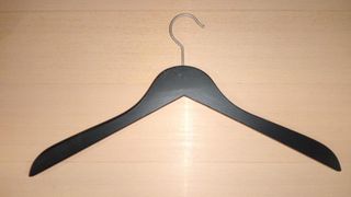 Percha de madera negra con gancho plateado