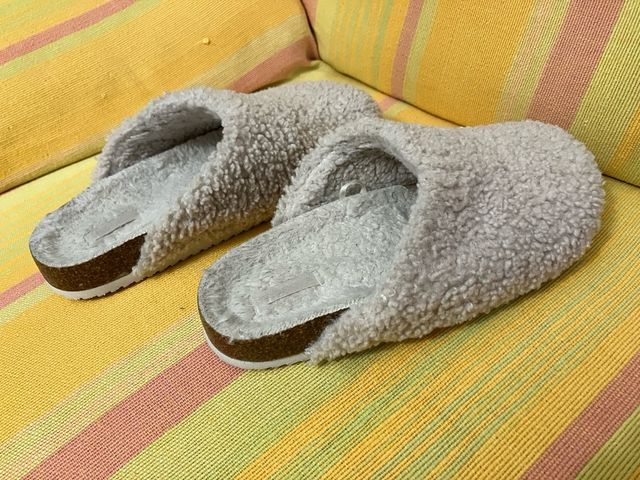 Zapatillas Oysho borreguito tipo zueco color crudc