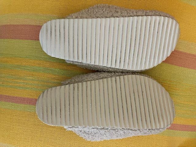 Zapatillas Oysho borreguito tipo zueco color crudc