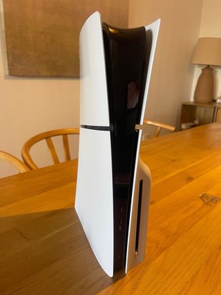 Consola PS5 Slim con 4 años de seguro + 2 juegos.