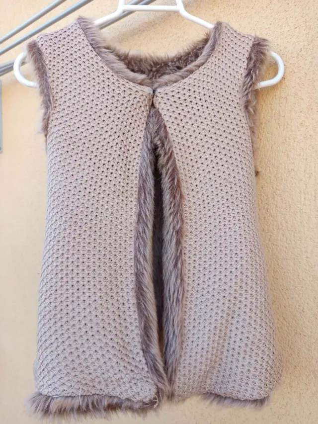 Chaleco niña pelo sintético y tejido