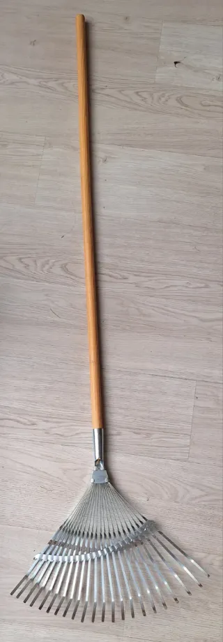 Alquiler rastrillo de jardín metálico