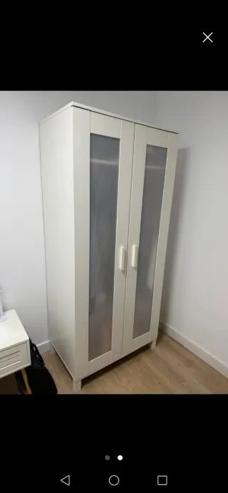 Armadio bianco Ikea con porte in vetro