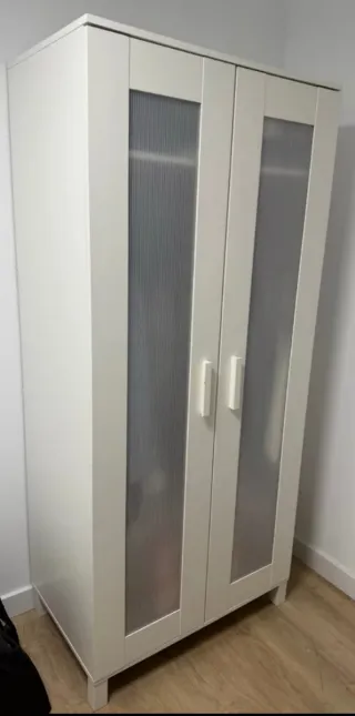 Armadio bianco Ikea con porte in vetro