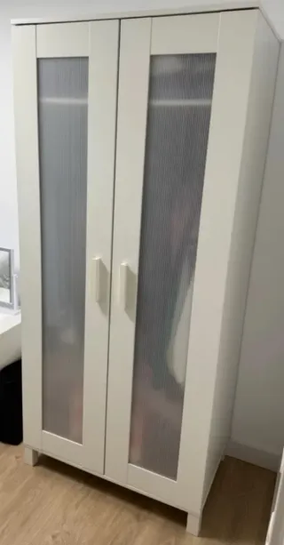 Armadio bianco Ikea con porte in vetro