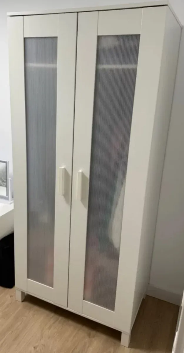 Armadio bianco Ikea con porte in vetro