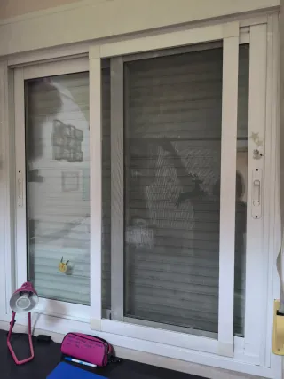 Ventanas y balconeras de aluminio blanco con cajón