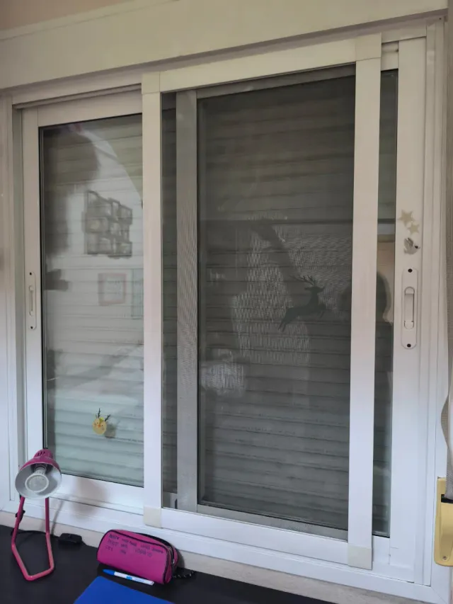 Ventanas y balconeras de aluminio blanco con cajón