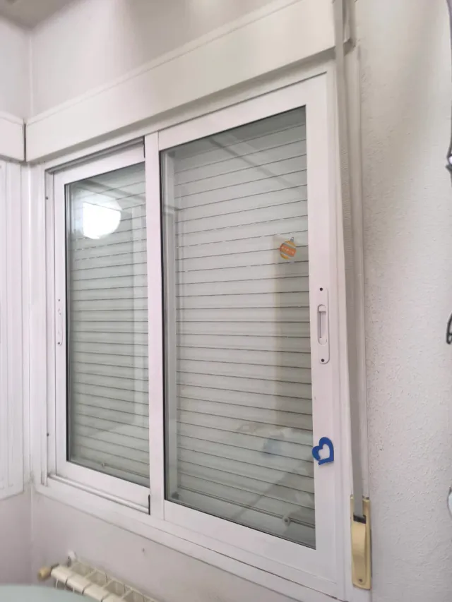 Ventanas y balconeras de aluminio blanco con cajón