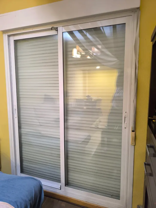 Ventanas y balconeras de aluminio blanco con cajón