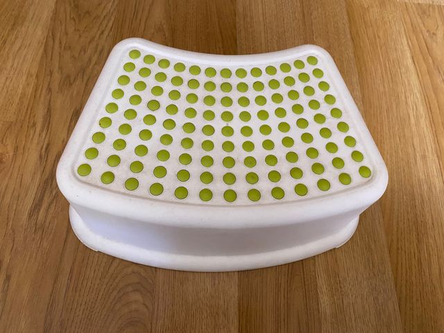 Escalón Ikea Blanco y Verde