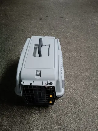 Transportín para mascotas gris y blanco. Apolo