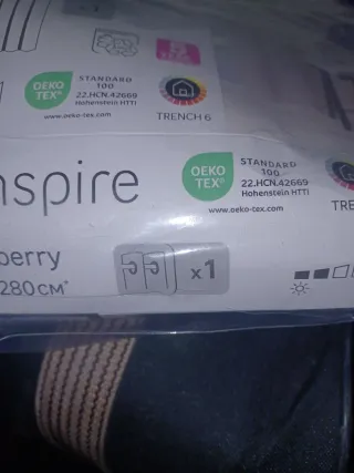 Cortina de tela beige y marrón