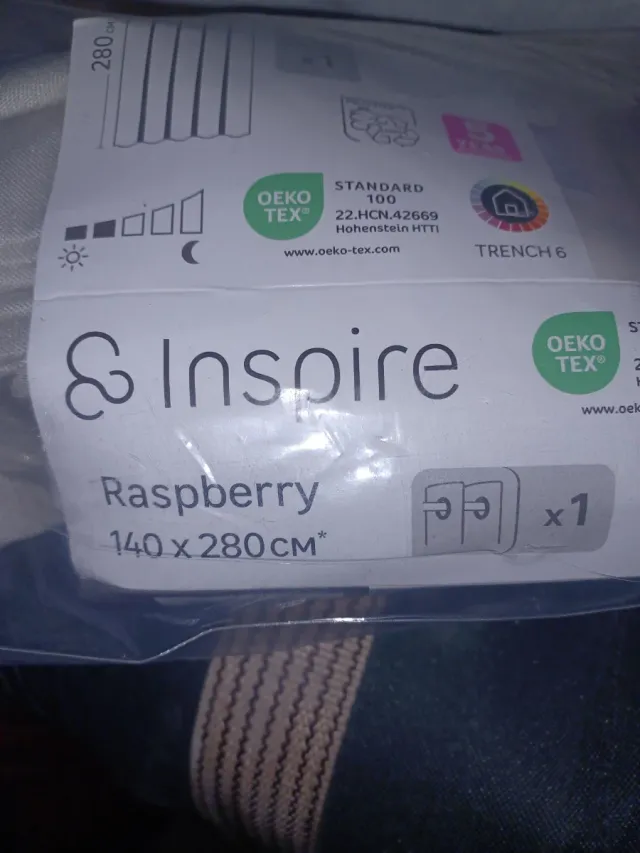 Cortina de tela beige y marrón