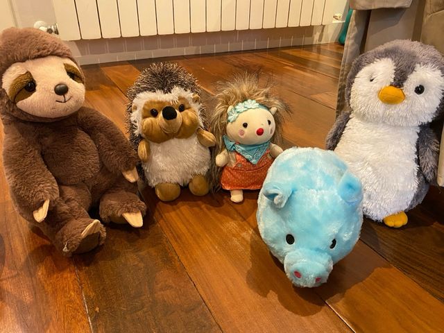 Lote peluches: pingüino, perezoso, erizo, cerdo