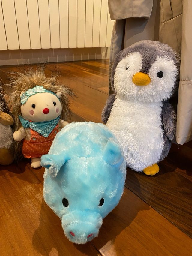 Lote peluches: pingüino, perezoso, erizo, cerdo