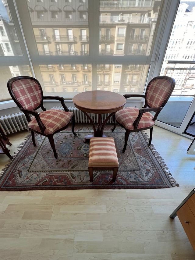 Mesa redonda con 2 sillas