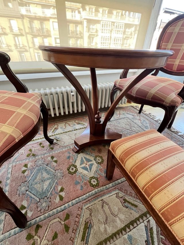 Mesa redonda con 2 sillas