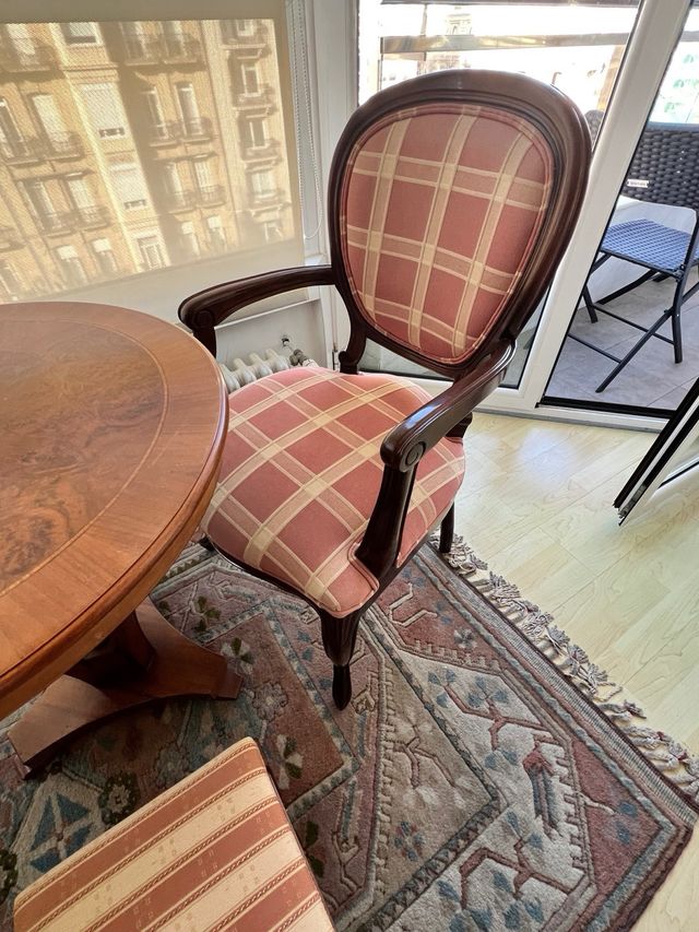 Mesa redonda con 2 sillas