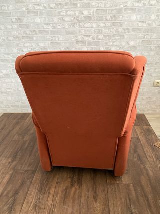 Sillón orejero naranja tela