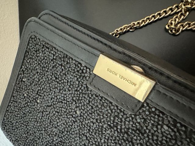Bolso Michael Kors Negro con Detalles Dorados