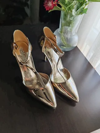 Tacones de fiesta dorados