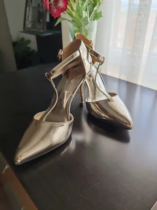 Tacones de fiesta dorados