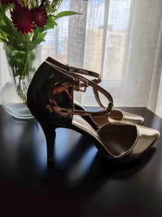 Tacones de fiesta dorados