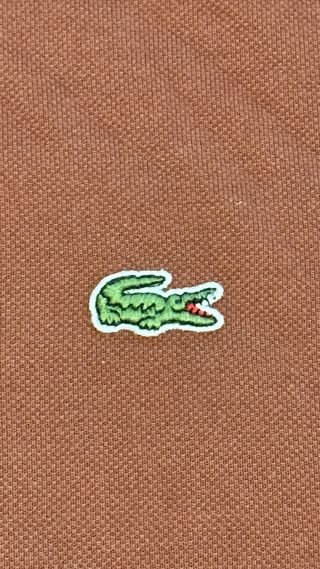 Polo Lacoste color marrón