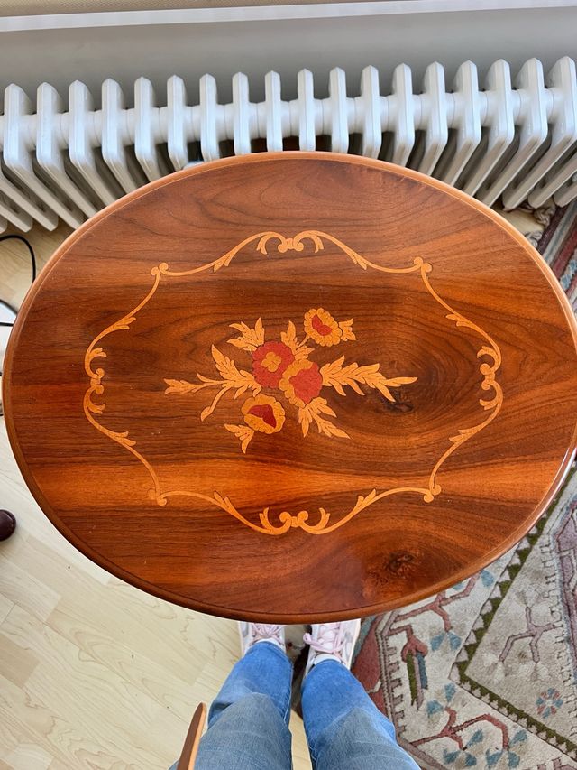 Mesa auxiliar decorativa con incrustaciones