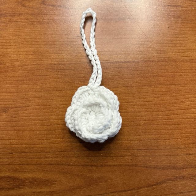 Ciondolo rosa bianca uncinetto