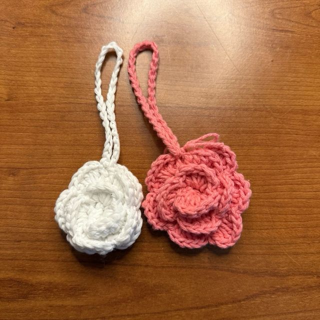 Ciondolo rosa bianca uncinetto