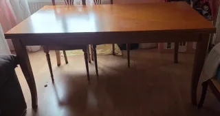 Mesa de comedor de madera