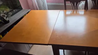 Mesa de comedor de madera
