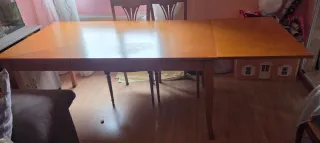 Mesa de comedor de madera