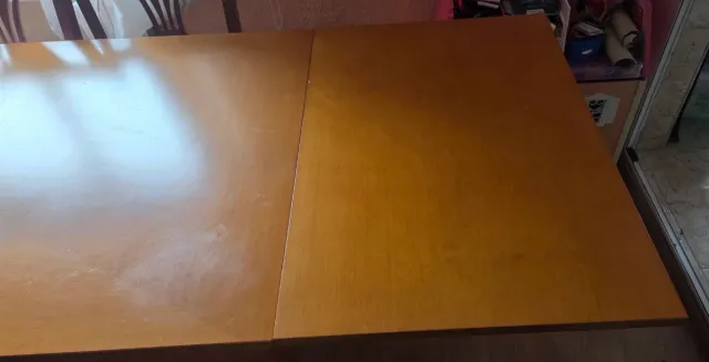 Mesa de comedor de madera