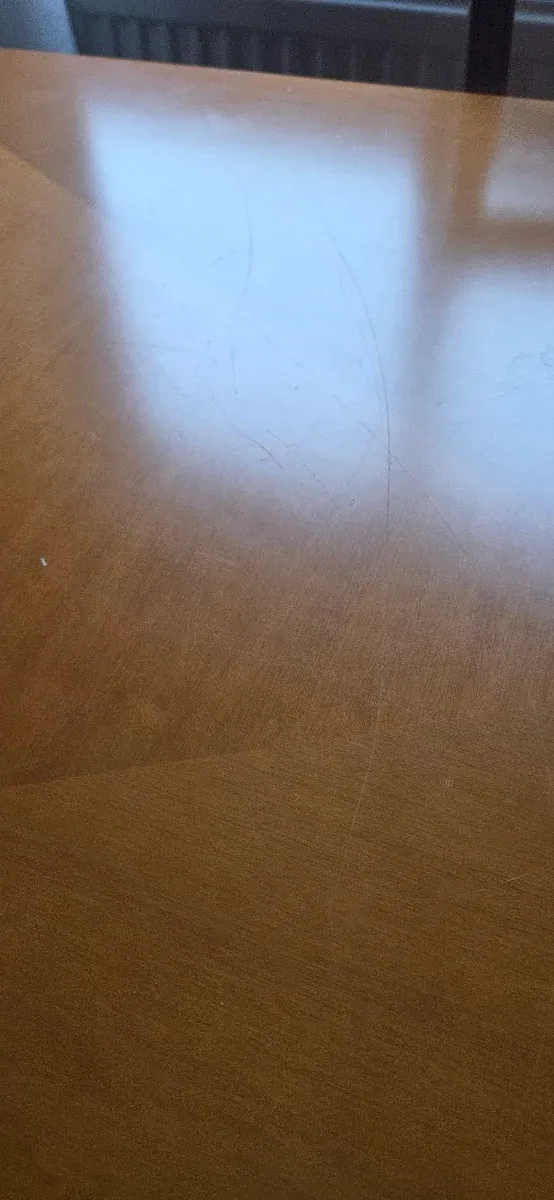 Mesa de comedor de madera