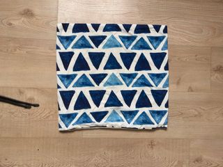 Capas de almofada com triângulos azuis