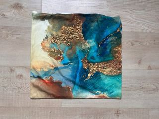 Capas de almofada com triângulos azuis