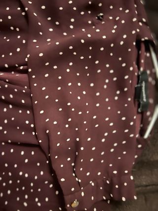 Camisa Atmosphere granate lunares blancos