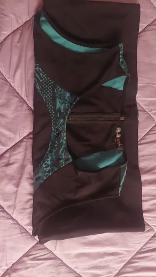 Vestido negro y turquesa con detalles