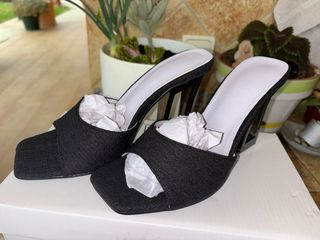 Tacones negros de tiras