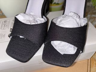 Tacones negros de tiras