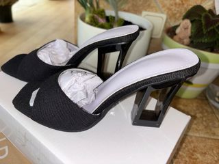 Tacones negros de tiras