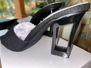 Tacones negros de tiras