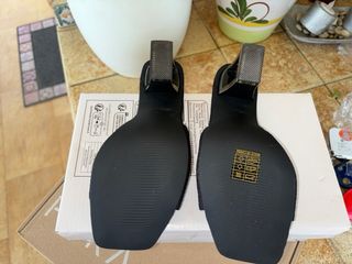 Tacones negros de tiras