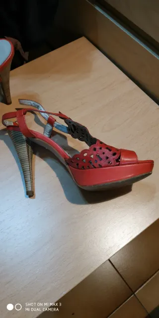 Zapatos de tacón alto y plataforma de piel roja
