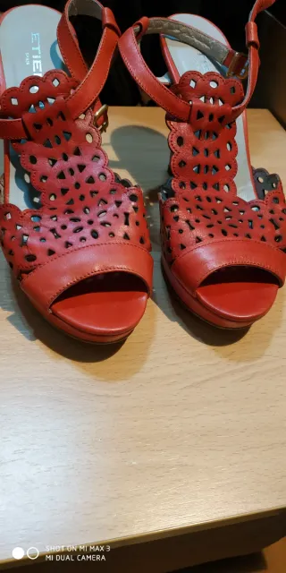 Zapatos de tacón alto y plataforma de piel roja